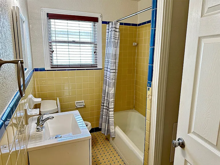5222 Avenue O — Photo 10