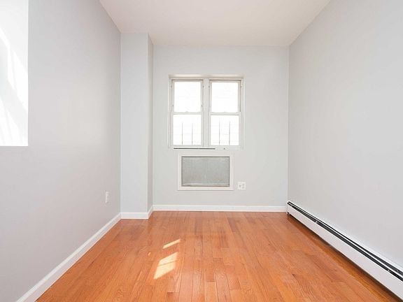 3rd image of 571 Putnam Ave #1B