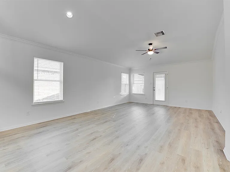 2410 Lakecrest Town Dr — Photo 9