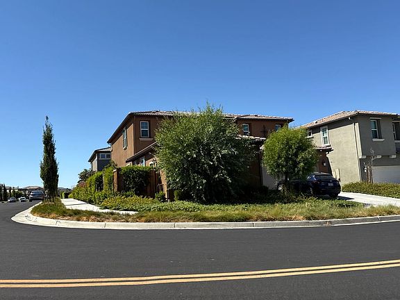 4th image of 2253 Davie Pl