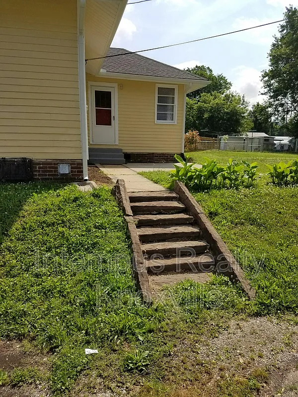 2 bed, 1.0 bath, 1216 sqft, $1,550 — Photo 2