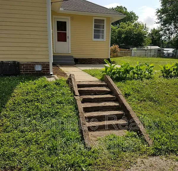 1900 Nickerson Ave — Photo 2