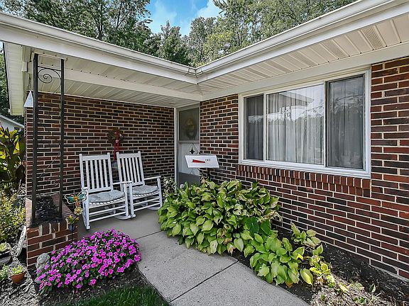 3rd image of 418 Montreal Pl