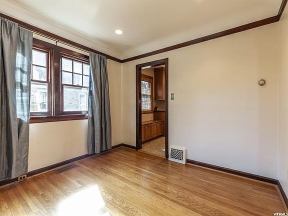 5th image of 1362 E Logan Ave