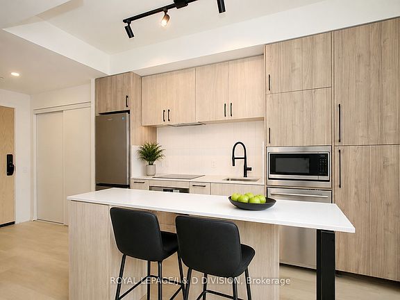 4th image of 109 Erskine Ave #1304