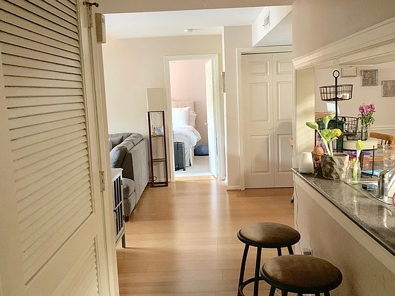 4th image of 257 Hillsboro Pl