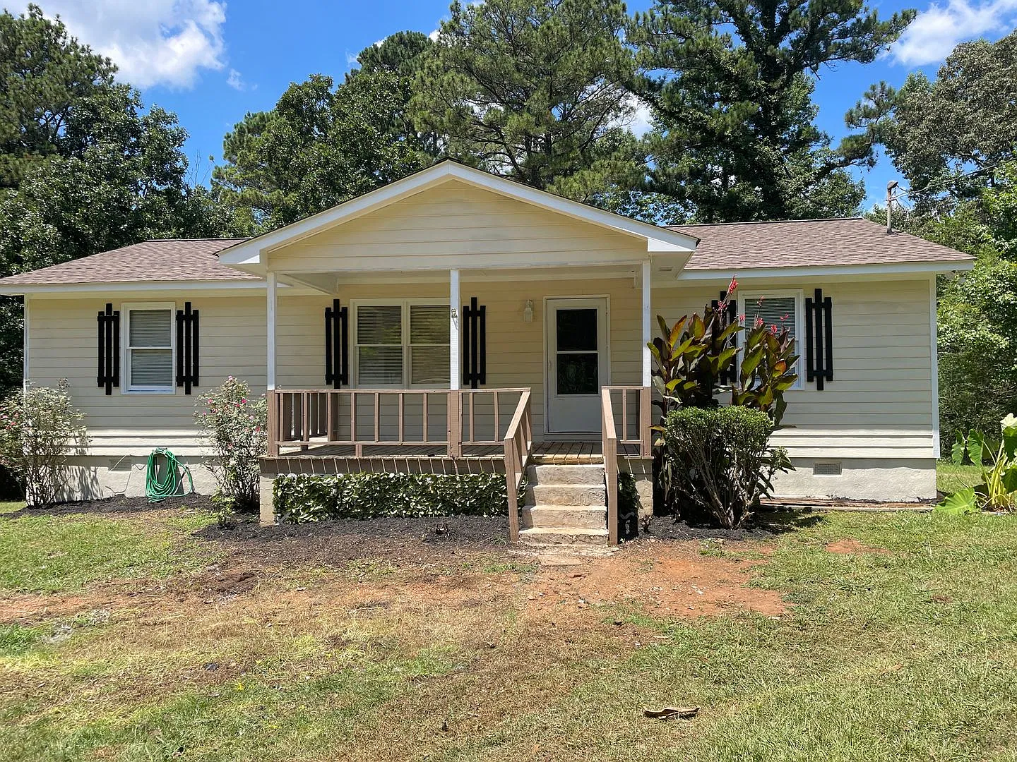 Beautiful 3 bedroom 2 bath home on a nice lot in Winston! — Photo 1
