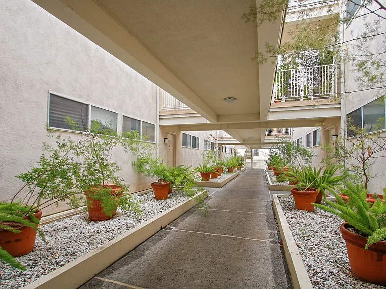 1002 12th St in Santa Monica - North of Wilshire Blvd! — Photo 19