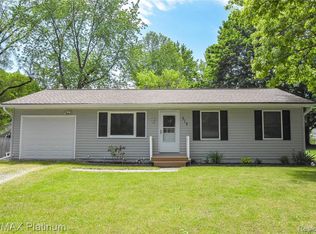 318 Beachway Ave, Whitmore Lake, MI 48189