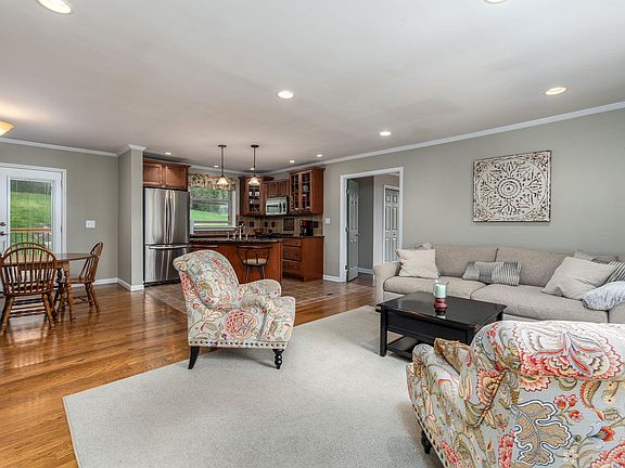 3rd image of 216 Eldon Ct