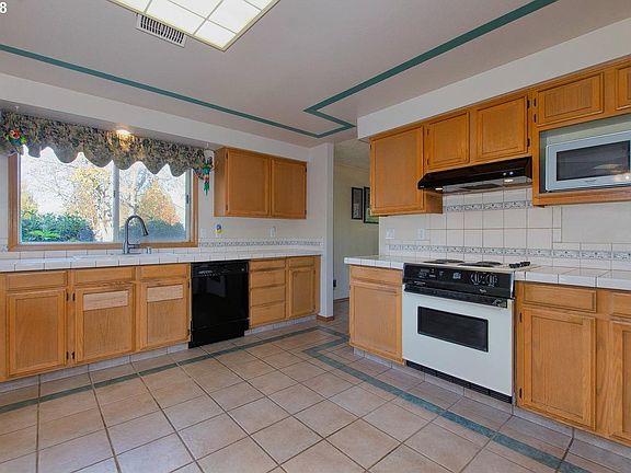 4th image of 9811 NE 138th Ct