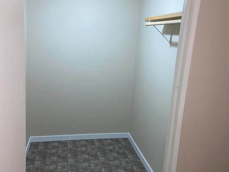885 Craigflower Rd — Photo 22