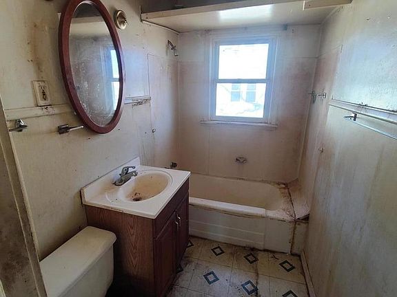 3rd image of 673 Wood Ct