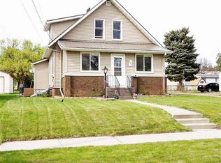 621 8th Ave NE, Minot, ND 58703