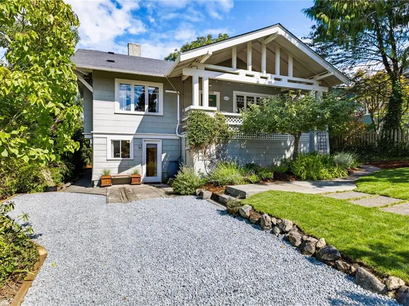 1320 Bond St, Victoria, BC V8S 1C4