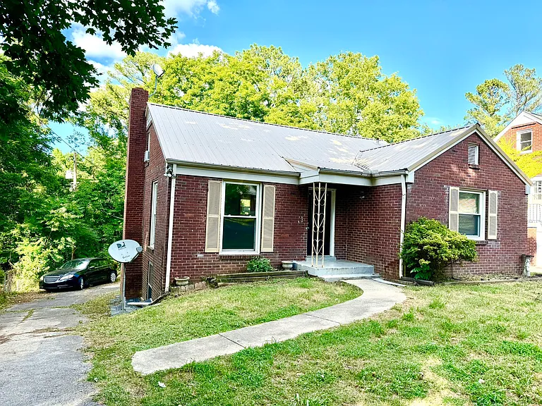1156 Ridgeway Dr — Photo 2