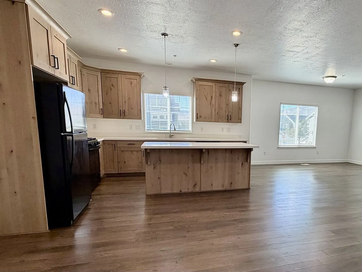 Spacious Townhome - 4 Bedroom End Unit in Riverton — Photo 2