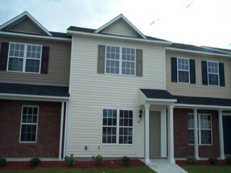 204 Woodlake Ct — Photo 1