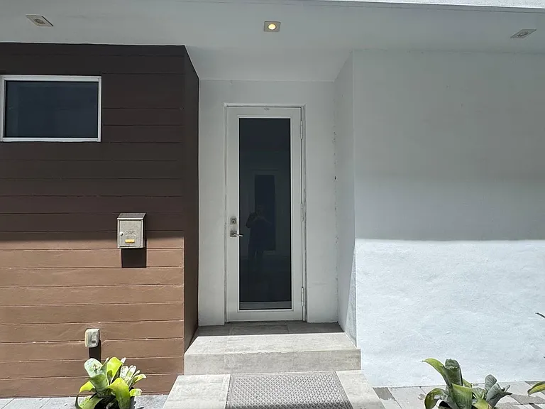 2947 SW 27th Ter — Photo 3