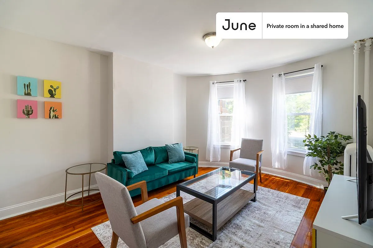 Queen bedroom in 4 bed/1 bath home in Roxbury #1875 D — Photo 3