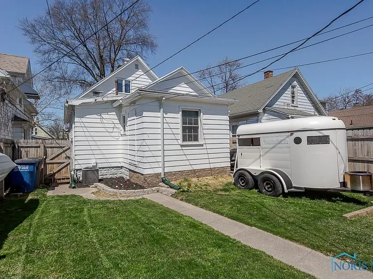 2230 Caledonia St — Photo 14