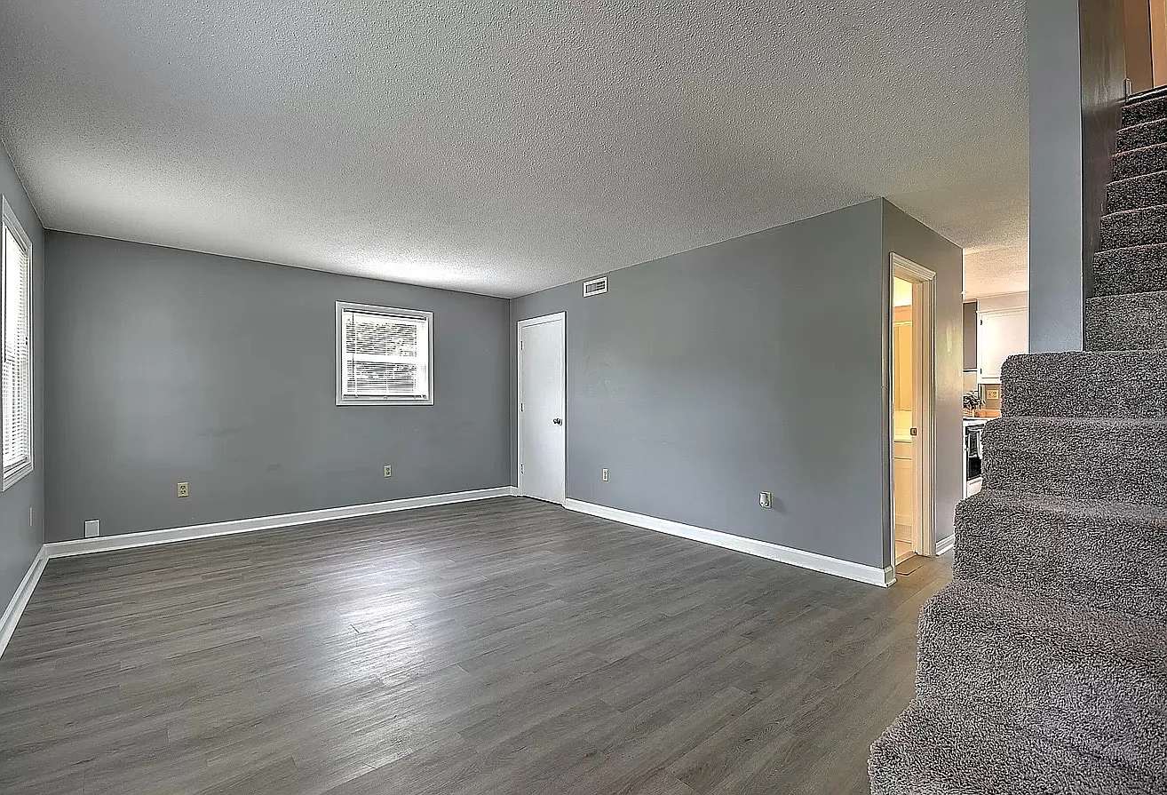 311 Redstone Dr — Photo 3