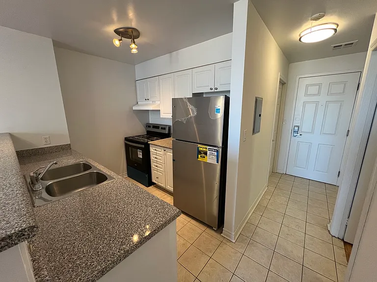 1401 Dupont St — Photo 3