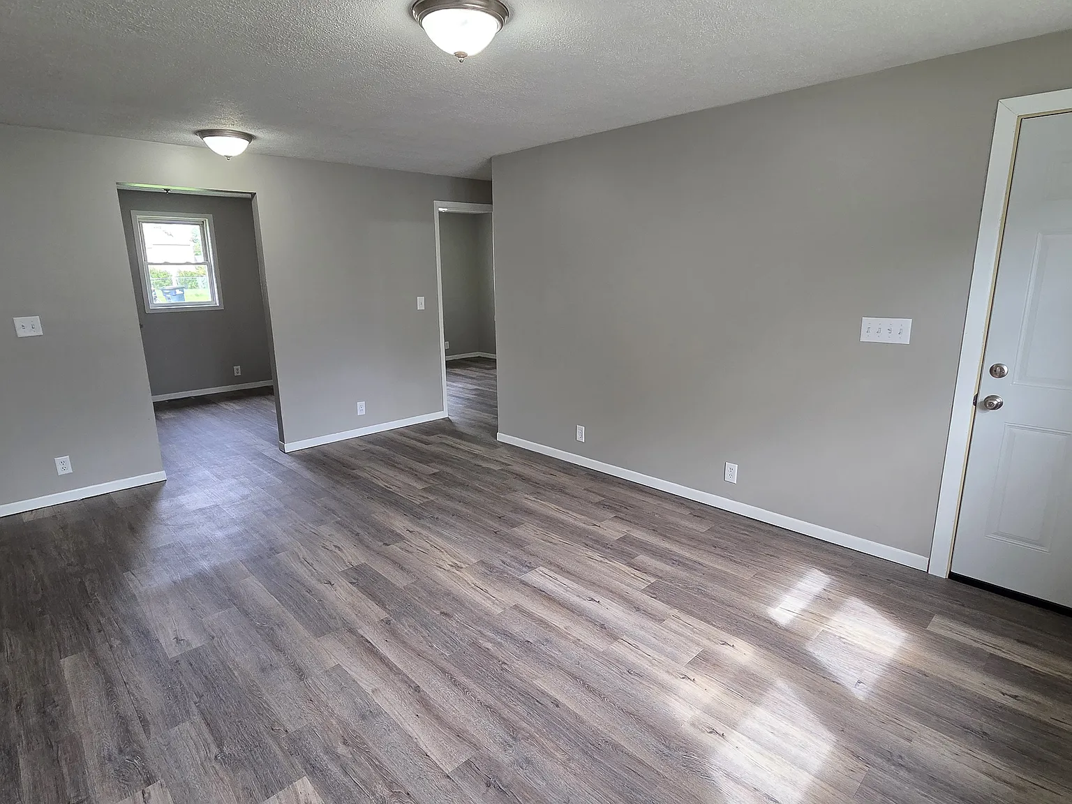 3 bed, 912 sqft, $1,280 — Photo 2