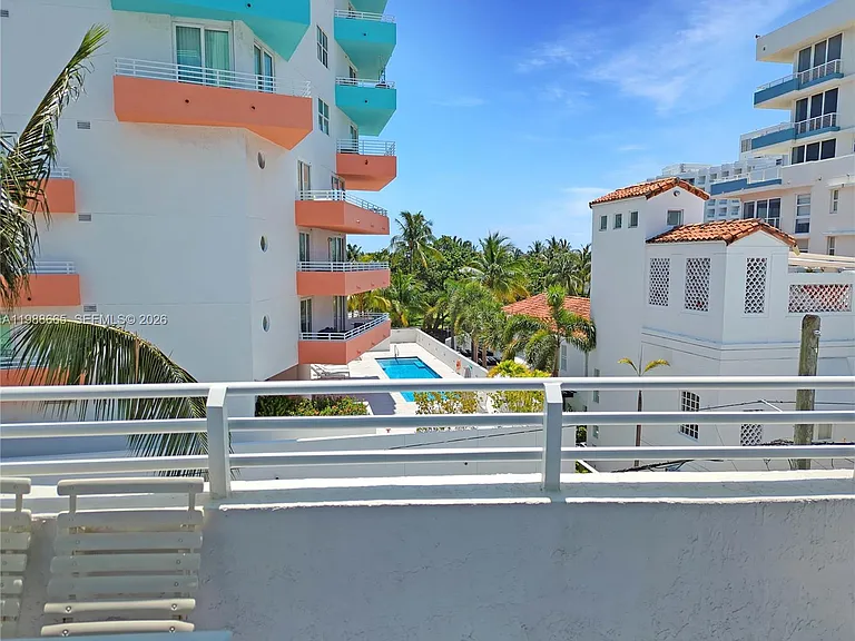 225 Collins Ave #4J — Photo 11