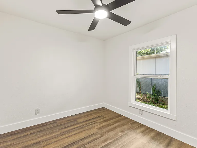 418 Lillian St — Photo 16