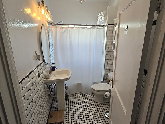 2nd image of 2923 Grant Ave