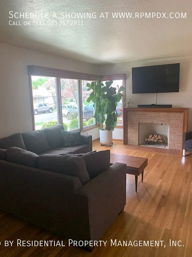 Beautiful Mid Century Ranch Home — Photo 4