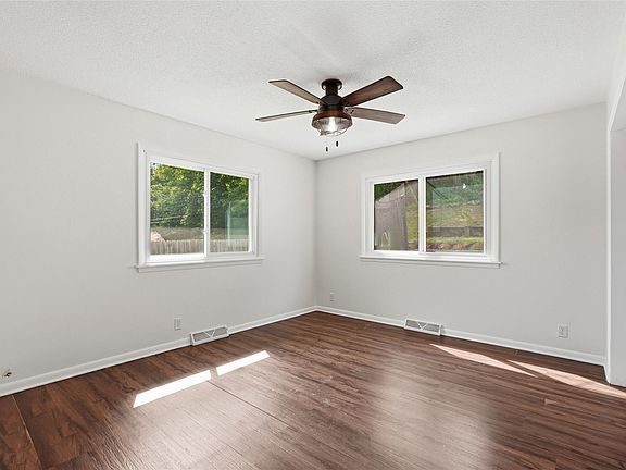 5th image of 3633 Bel Air Dr SE