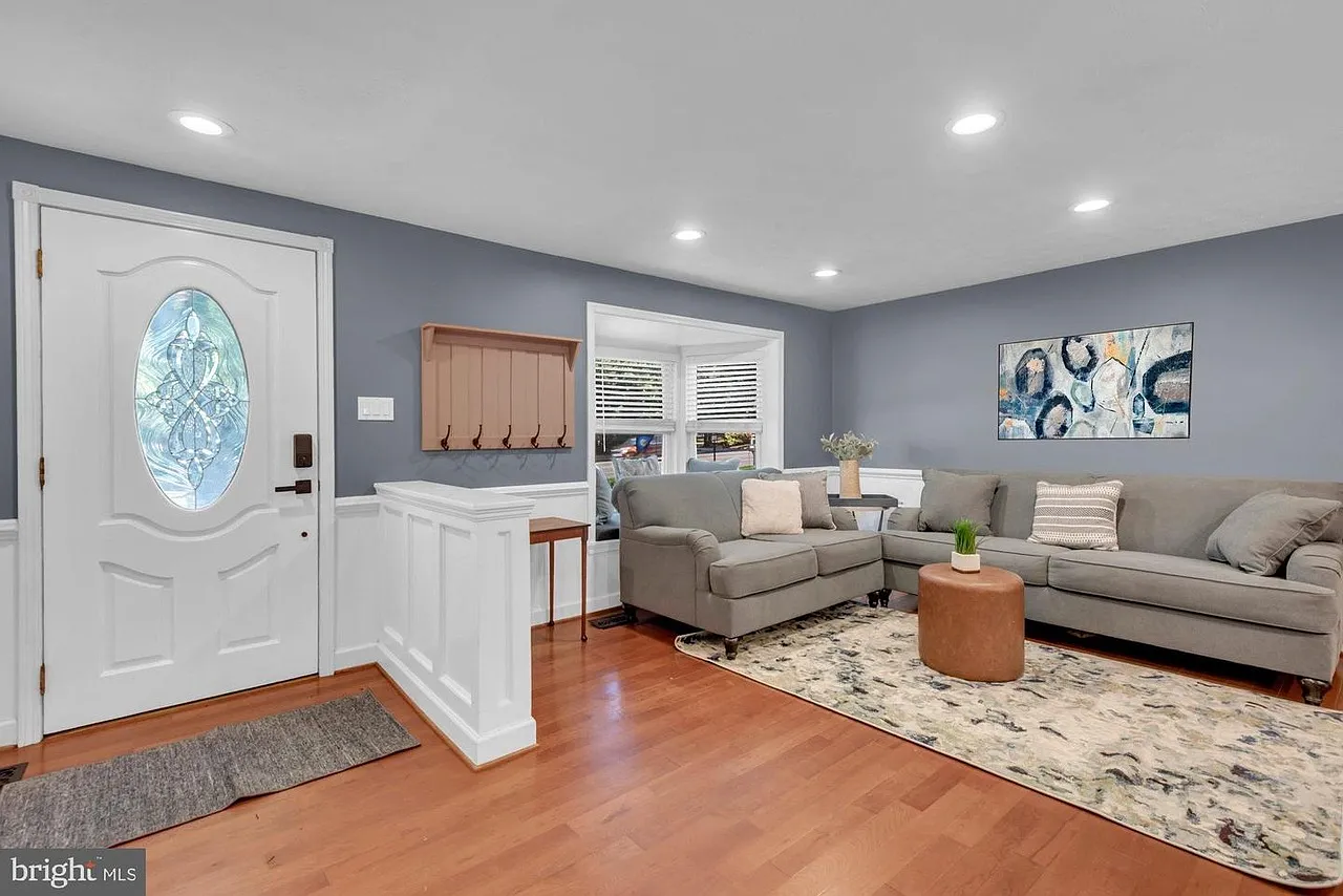 4 bed, 2348 sqft, $3,750 — Photo 2