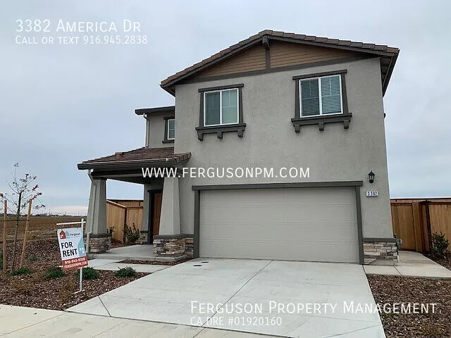 Like New Solar Home in Lincoln on a Corner Lot — Photo 2
