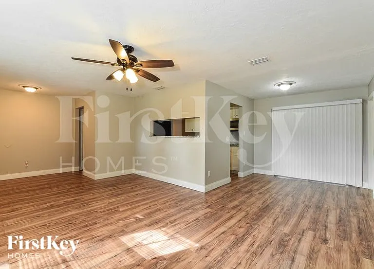 561 Hibiscus Rd — Photo 2
