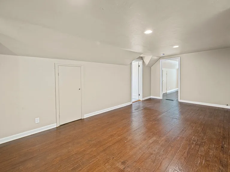 2260 N River Rd — Photo 21