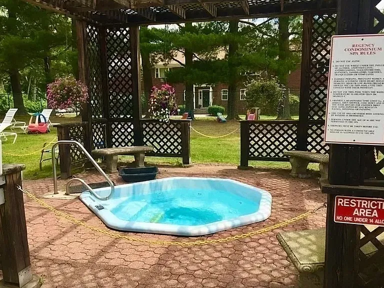 261 Regency Park Dr — Photo 23
