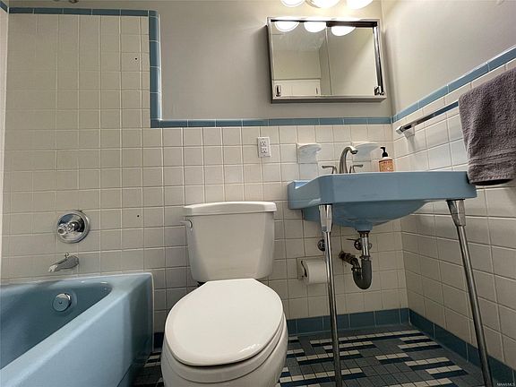 4th image of 842 Dumont Dr