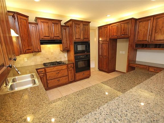 5th image of 7 Edgewater Ln