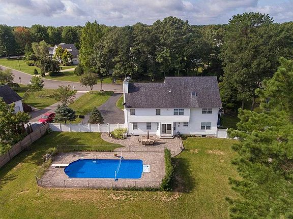 3rd image of 7 Crest Hollow Ln