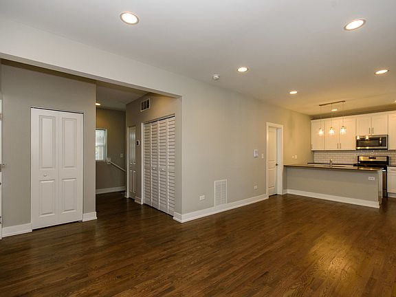 3rd image of 4751 N Leavitt St Unit 1