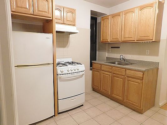 3rd image of 302 E 94th St APT 3B