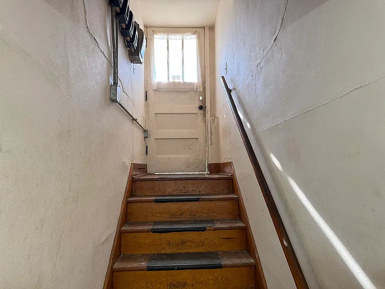 231 W 4th St #4 — Photo 39