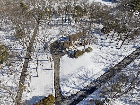 4th image of 10 Bridle Path