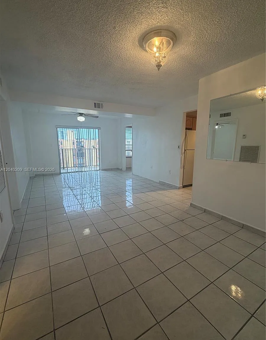 Sunset Villas No 3 Condo — Photo 2