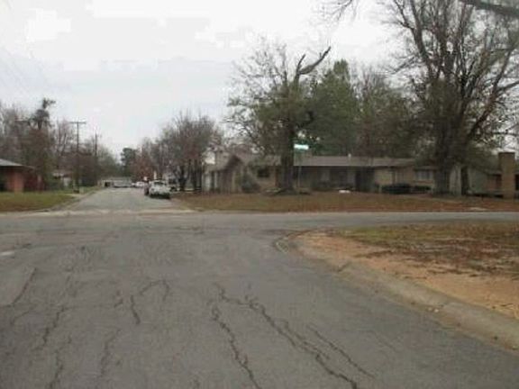 Exterior Neighborhood (street photo)