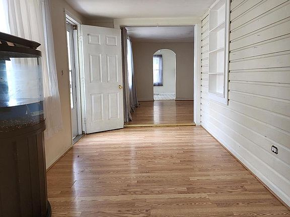2nd image of 949 Beachwood Blvd