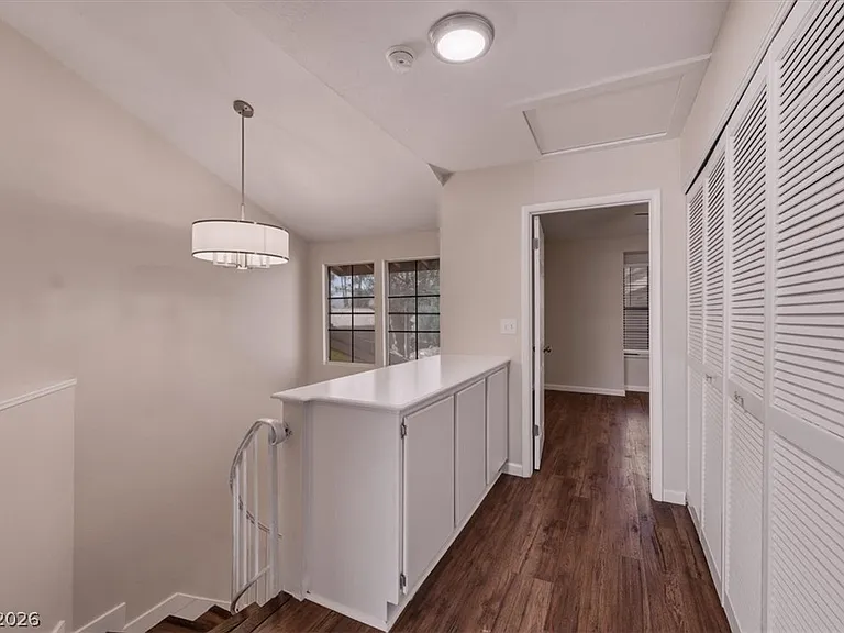 2410 Pickwick Dr — Photo 13