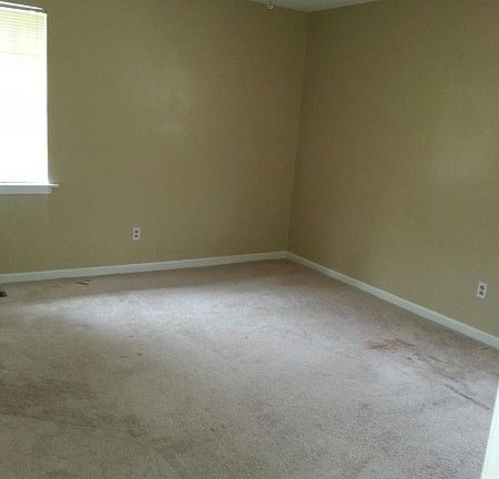 Master Bed Room
						:
						New paint and carpet. Huge walk in closet &new celling fan / decorative lights